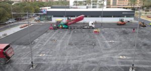 Las obras de acondicionamiento de la nueva zona comercial del barrio de San Antonio, en Huelva capital, avanzan a buen ritmo.