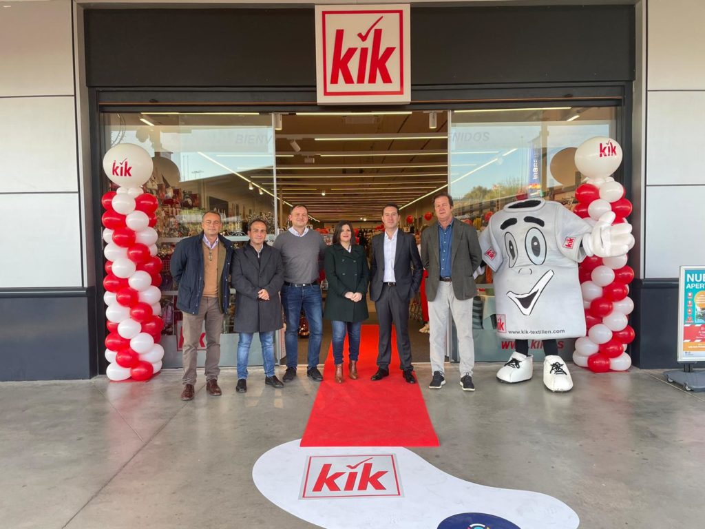 La cadena alemana low cost KiK ha inaugurado su tienda en el Parque Comercial Vega del Rey de la localidad sevillana de Camas.