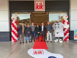 La cadena alemana low cost KiK ha inaugurado su tienda en el Parque Comercial Vega del Rey de la localidad sevillana de Camas.