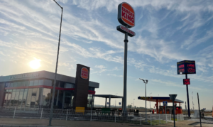 Gracias a Bacaf Real Estate se acaba de inaugurar un restaurante Burger King y una gasolinera Plenoil en el Polígono Industrial ‘El Palmetillo’.