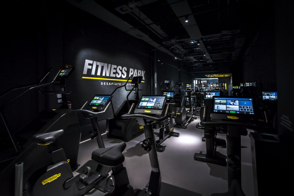 La cadena internacional de gimnasios Fitness Park ha abierto su primer gimnasio en Sevilla capital gracias a las gestiones de Bacaf Real Estate.