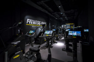 La cadena internacional de gimnasios Fitness Park ha abierto su primer gimnasio en Sevilla capital gracias a las gestiones de Bacaf Real Estate.