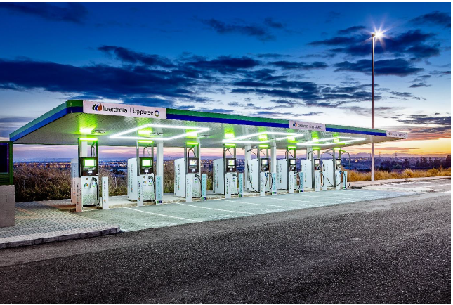 El Parque Comercial Viapark Vícar contará antes de finalizar el año con un hub de recarga para vehículos eléctricos gracias a Bacaf Real Estate.